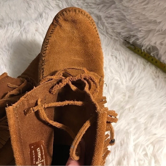 𝅺women’s Minnetonka suede moccasins/ slippers with rubber soles.  Size 8. - Picture 4 of 5